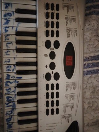 Piano digital con notas escritas