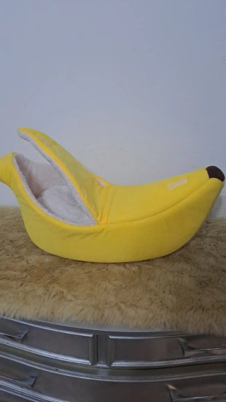 Cama para mascotas con forma de plátano