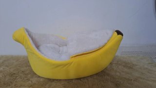 Cama para mascotas con forma de plátano