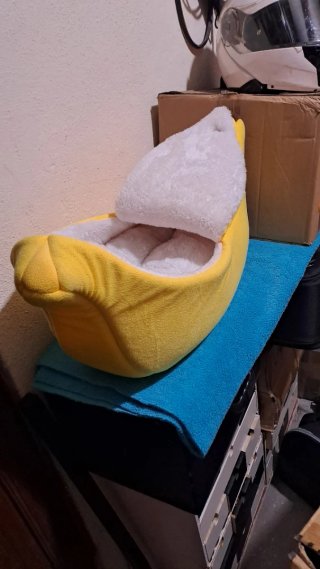 Cama para mascotas con forma de plátano