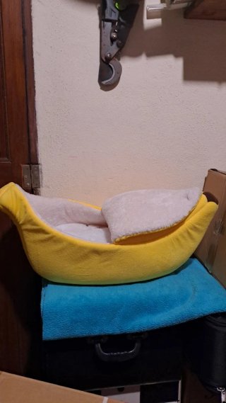 Cama para mascotas con forma de plátano