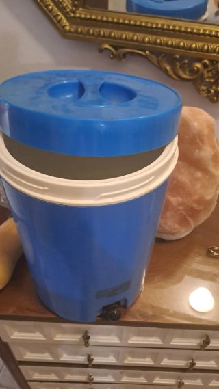 Nevera portátil. Cubo hermético