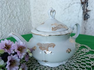 Teiera in porcellana bianca e oro
