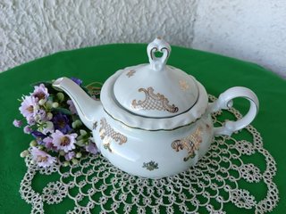 Teiera in porcellana bianca e oro