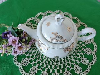 Teiera in porcellana bianca e oro