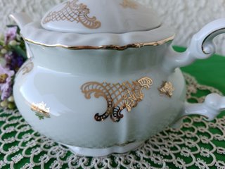 Teiera in porcellana bianca e oro