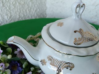 Teiera in porcellana bianca e oro