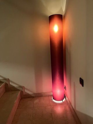 Lámpara de pie tubular rosa y roja