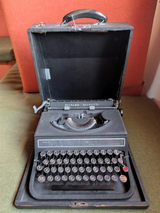 Máquina de escribir Olympia antigua con maletín