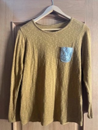 Jersey mostaza con bolsillo plateado T. M/L