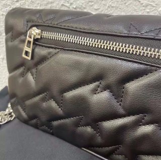 Bolso negro acolchado Rock ZV con cadena plateada