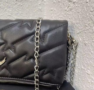 Bolso negro acolchado Rock ZV con cadena plateada