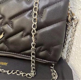 Bolso negro acolchado Rock ZV con cadena plateada