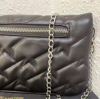 Bolso negro acolchado Rock ZV con cadena plateada