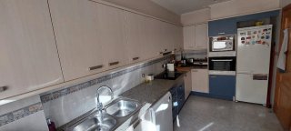 Cocina modular beige y azul
