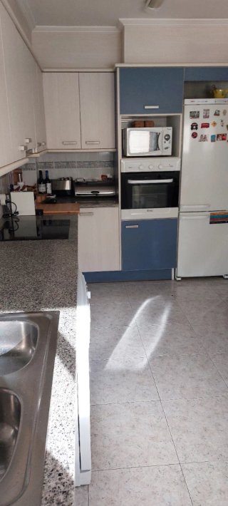 Cocina modular beige y azul