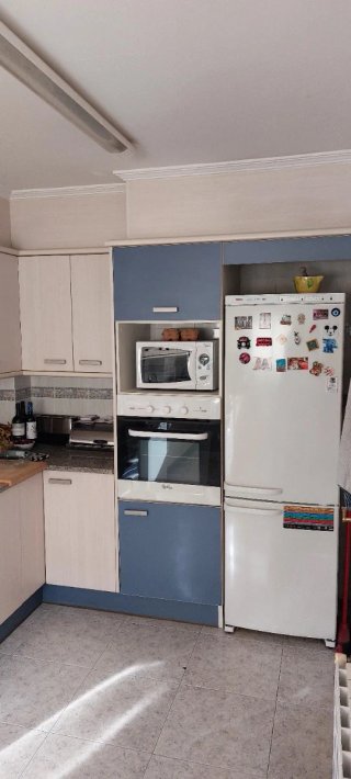 Cocina modular beige y azul