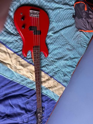 Bajo Eléctrico Rojo