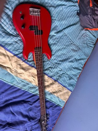 Bajo Eléctrico Rojo