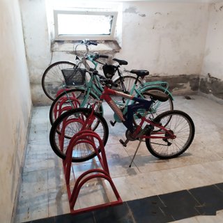 Rastrelliera porta biciclette rossa