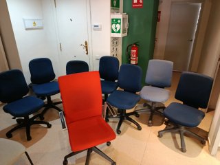 Silla de oficina giratoria azul y roja