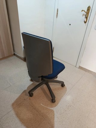 Silla de oficina giratoria azul y roja