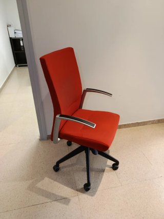 Silla de oficina giratoria azul y roja
