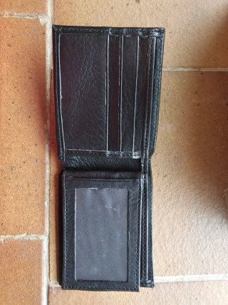 Billetera de cuero negra