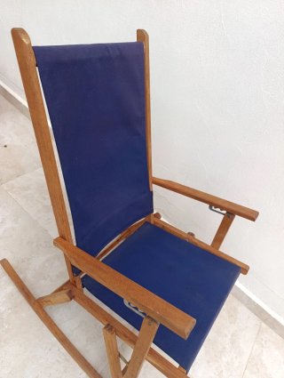 Mecedora de madera y tela azul