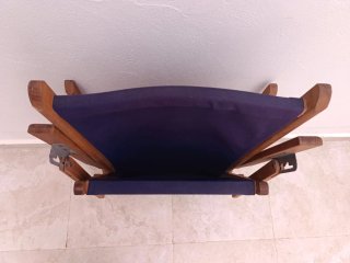 Mecedora de madera y tela azul
