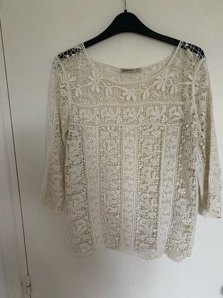 Dos blusas de encaje blanco