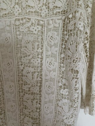 Dos blusas de encaje blanco