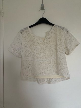 Dos blusas de encaje blanco