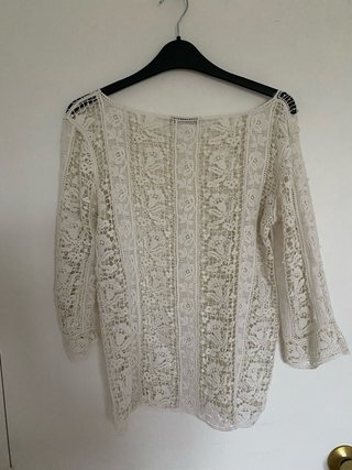 Dos blusas de encaje blanco