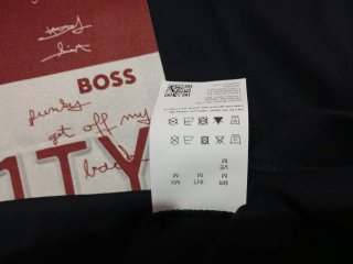 Camiseta BOSS azul marino con detalle rojo