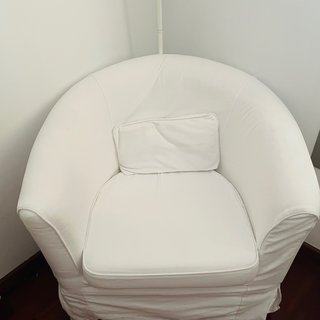 Sillón blanco para espacios pequeños