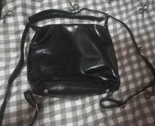Bolso Negro charol convertible a mochila;