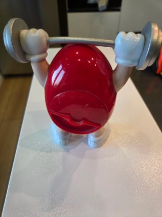 Statuetta M&M's con bilanciere