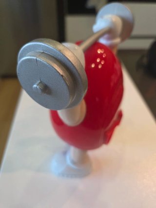 Statuetta M&M's con bilanciere