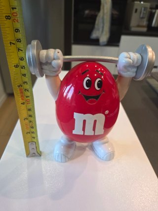 Statuetta M&M's con bilanciere