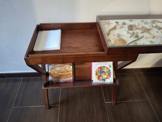Mesa auxiliar de madera y cristal