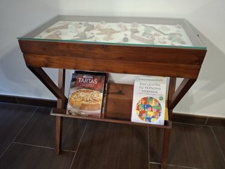 Mesa auxiliar de madera y cristal