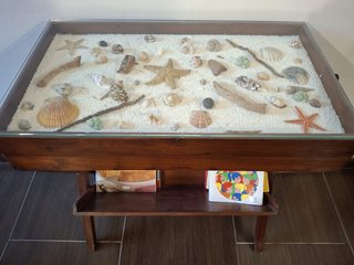 Mesa auxiliar de madera y cristal