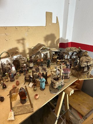 Pesebre artesanal con figuras y animales