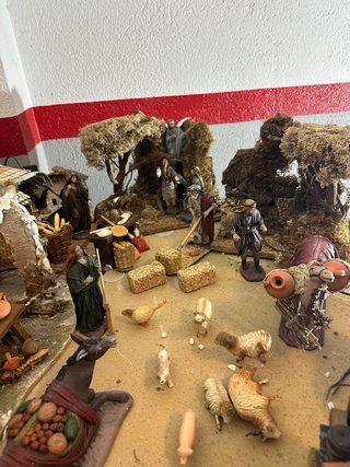 Pesebre artesanal con figuras y animales