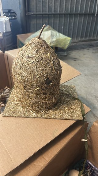 Pesebre artesanal con figuras y animales