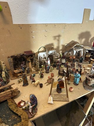 Pesebre artesanal con figuras y animales