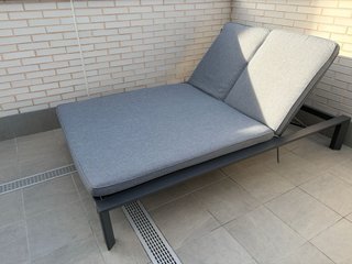 Cama balinesa/tumbona doble gris.