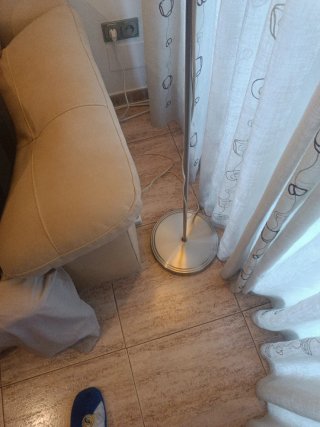 Lámpara de pie moderna en acero.