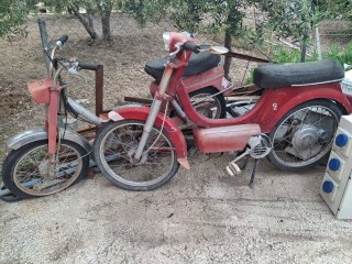 Motos Clásicas Rojas y Plateadas